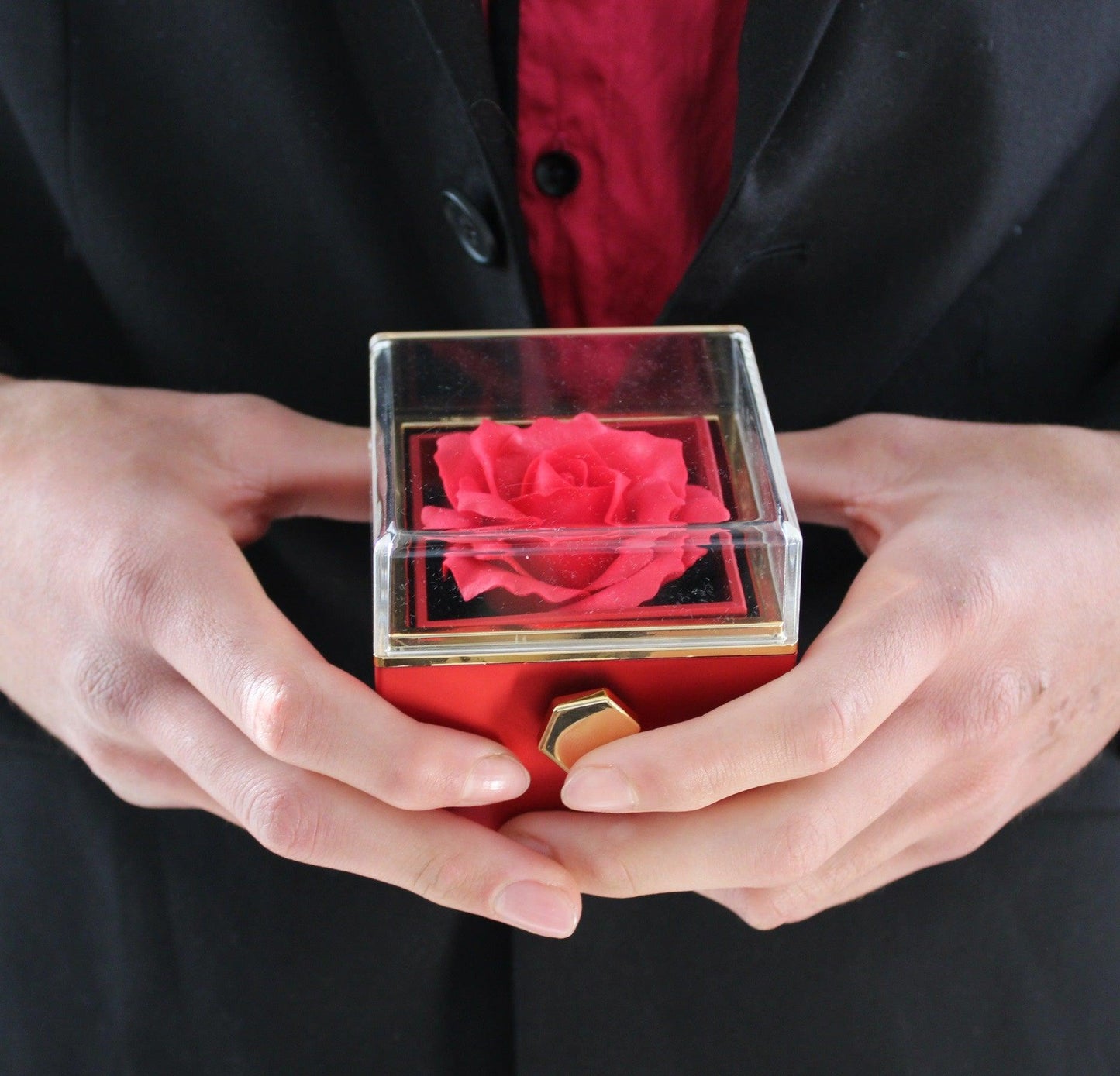 Colar Luxuoso com Caixa de Presente Rosa Rotativa